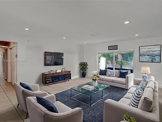 Продажа дома по адресу 16000 N Miami Ave - фото 6284667