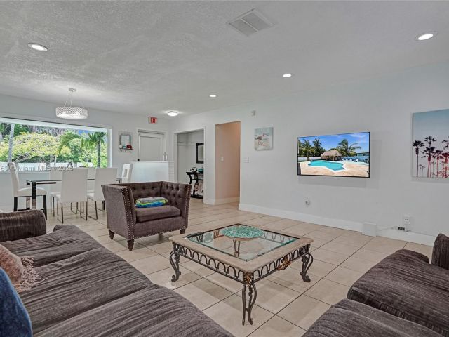 Продажа дома по адресу 16000 N Miami Ave - фото 6284670