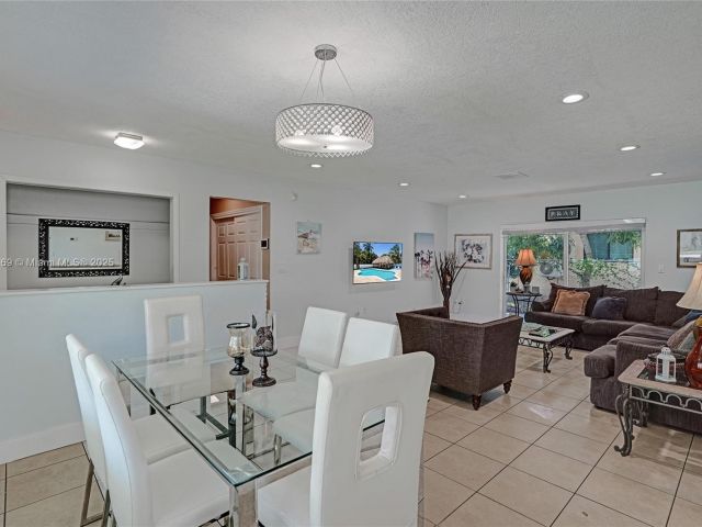 Продажа дома по адресу 16000 N Miami Ave - фото 6284675