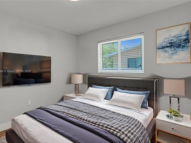 Продажа дома по адресу 16000 N Miami Ave - фото 6284681