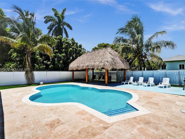 Продажа дома по адресу 16000 N Miami Ave - фото 6284682