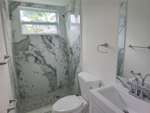 Продажа дома по адресу 1141 SW 8th Ter - фото 6279903