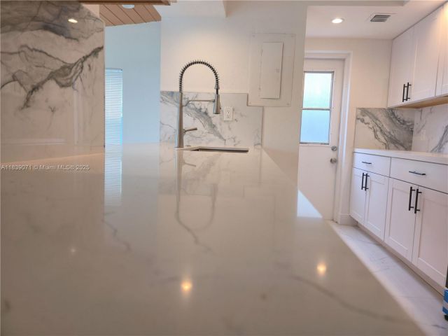 Продажа дома по адресу 1141 SW 8th Ter - фото 6279909