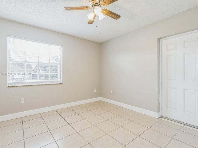 Продажа дома по адресу 5370 SW 144th Ave - фото 6277438