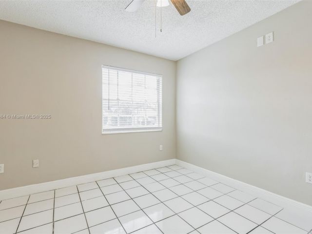 Продажа дома по адресу 5370 SW 144th Ave - фото 6277440