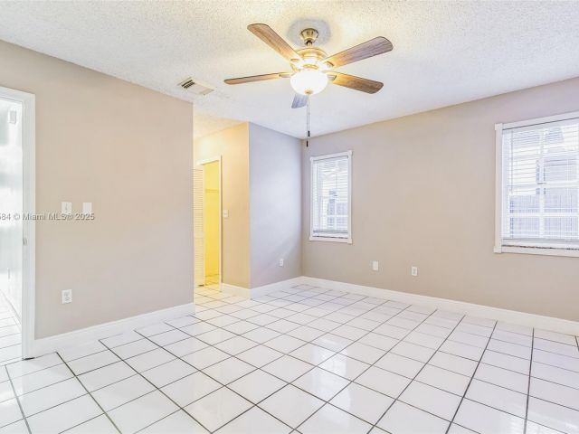 Продажа дома по адресу 5370 SW 144th Ave - фото 6277447