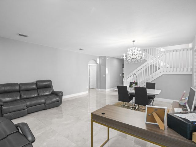 Дом в аренду по адресу 11711 SW 234th Street - фото 6303106