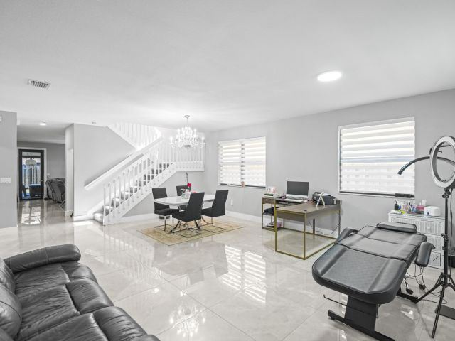 Дом в аренду по адресу 11711 SW 234th Street - фото 6303107