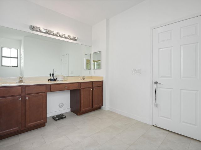 Дом в аренду по адресу 11711 SW 234th Street - фото 6303113