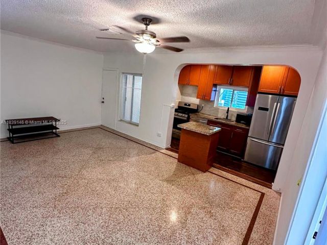 Дом в аренду по адресу 9065 Harding Ave D2 - фото 6279611