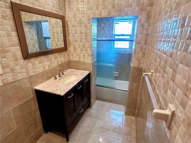 Дом в аренду по адресу 9065 Harding Ave D2 - фото 6279612