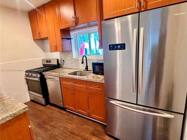 Дом в аренду по адресу 9065 Harding Ave D2 - фото 6279614