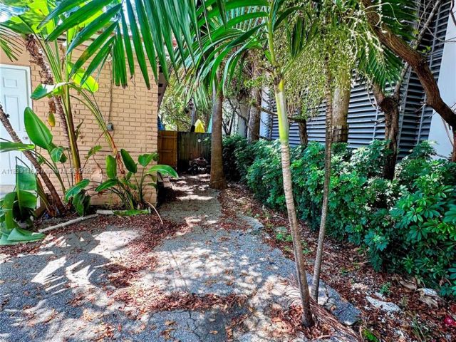 Дом в аренду по адресу 9065 Harding Ave D2 - фото 6279616