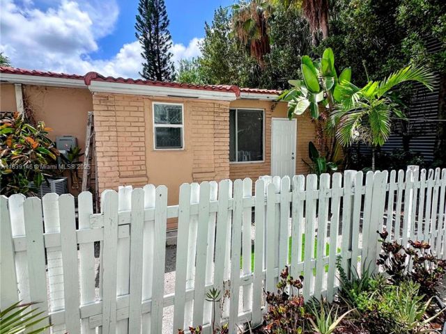 Дом в аренду по адресу 9065 Harding Ave D2 - фото 6279617