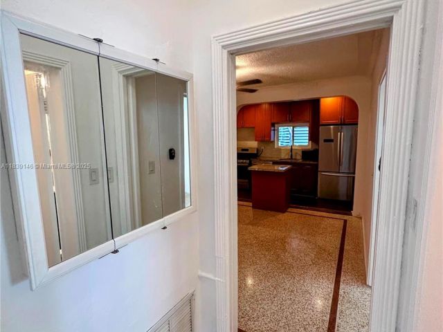 Дом в аренду по адресу 9065 Harding Ave D2 - фото 6279619