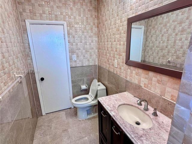 Дом в аренду по адресу 9065 Harding Ave D2 - фото 6279622