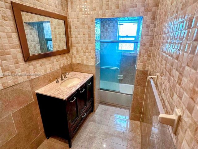 Дом в аренду по адресу 9065 Harding Ave D2 - фото 6279623