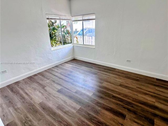 Дом в аренду по адресу 9065 Harding Ave D2 - фото 6279624