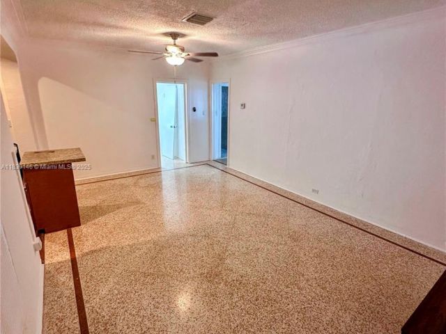 Дом в аренду по адресу 9065 Harding Ave D2 - фото 6279625