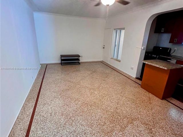 Дом в аренду по адресу 9065 Harding Ave D2 - фото 6279627