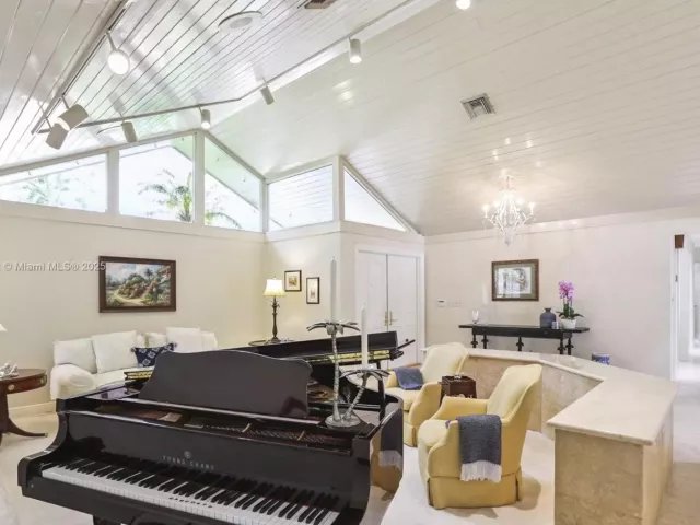 Продажа дома по адресу 13025 SW 108th Ave - фото 6313436