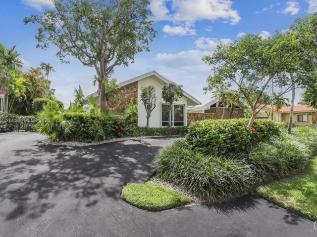 Продажа дома по адресу 13025 SW 108th Ave - фото 6313445