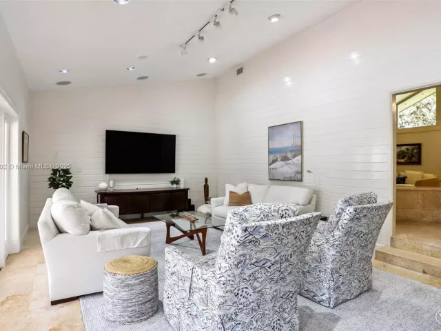 Продажа дома по адресу 13025 SW 108th Ave - фото 6313433