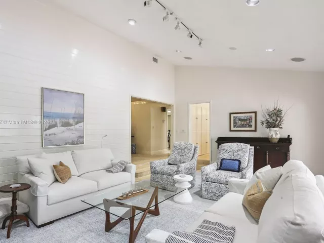 Продажа дома по адресу 13025 SW 108th Ave - фото 6313434