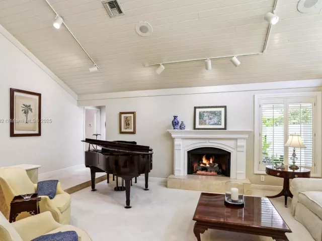 Продажа дома по адресу 13025 SW 108th Ave - фото 6313435