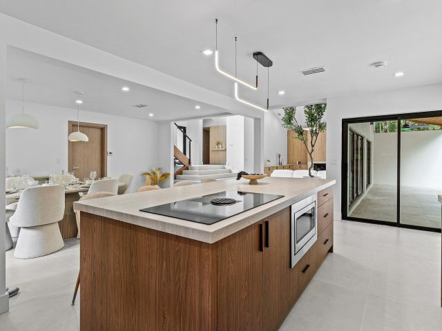 Продажа дома по адресу 2668 NW 41st Street - фото 6363833