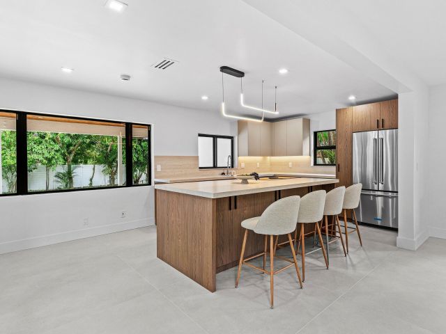 Продажа дома по адресу 2668 NW 41st Street - фото 6363834