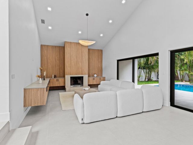 Продажа дома по адресу 2668 NW 41st Street - фото 6363836