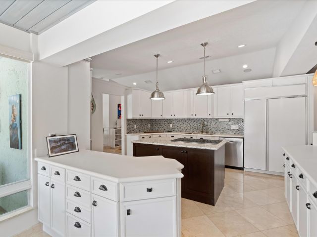 Продажа дома по адресу 830 NE Boca Bay Colony Drive - фото 6318815