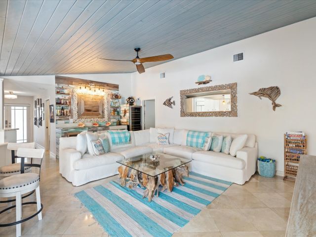 Продажа дома по адресу 830 NE Boca Bay Colony Drive - фото 6318819