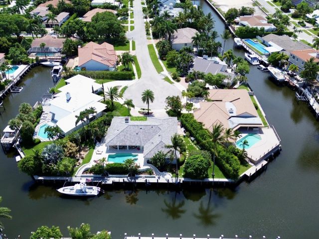 Продажа дома по адресу 830 NE Boca Bay Colony Drive - фото 6318829