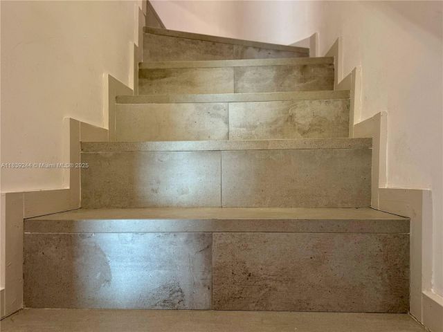 Продажа дома по адресу 1945 NE 123rd St - фото 6279476