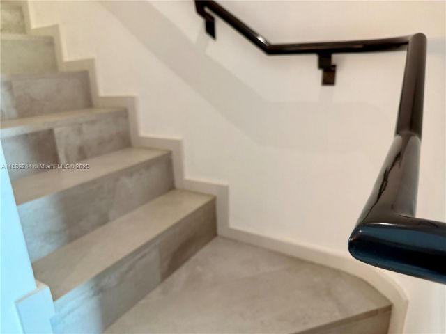 Продажа дома по адресу 1945 NE 123rd St - фото 6279477