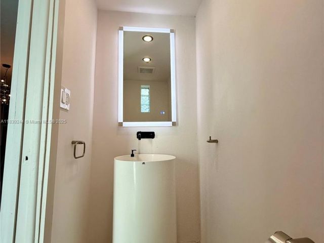 Продажа дома по адресу 1945 NE 123rd St - фото 6279488