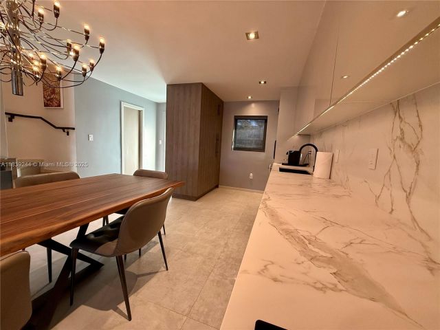 Продажа дома по адресу 1945 NE 123rd St - фото 6279489