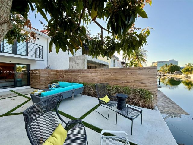 Продажа дома по адресу 1945 NE 123rd St - фото 6279495