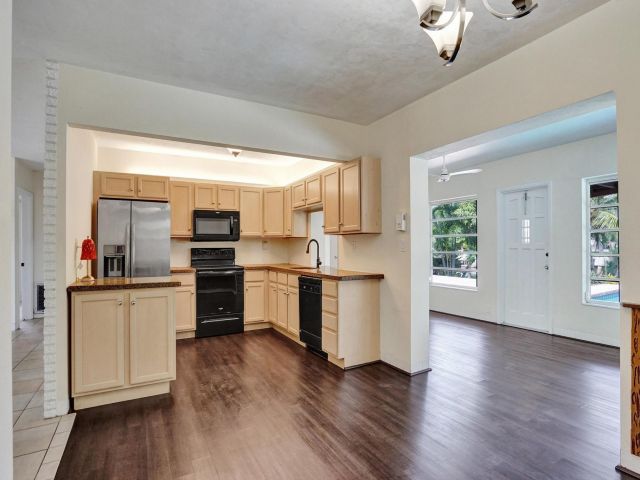 Продажа дома по адресу 1801 NE 23rd Ave - фото 6288828