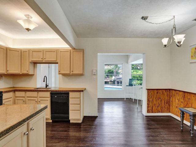 Продажа дома по адресу 1801 NE 23rd Ave - фото 6288829