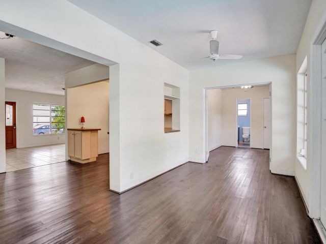 Продажа дома по адресу 1801 NE 23rd Ave - фото 6288835