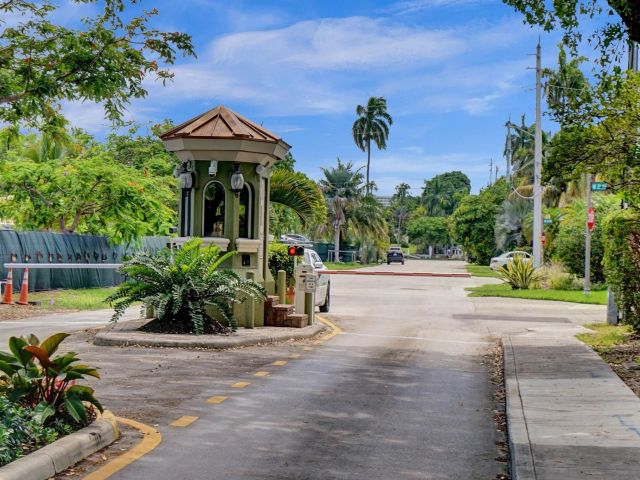 Продажа дома по адресу 1801 NE 23rd Ave - фото 6288845