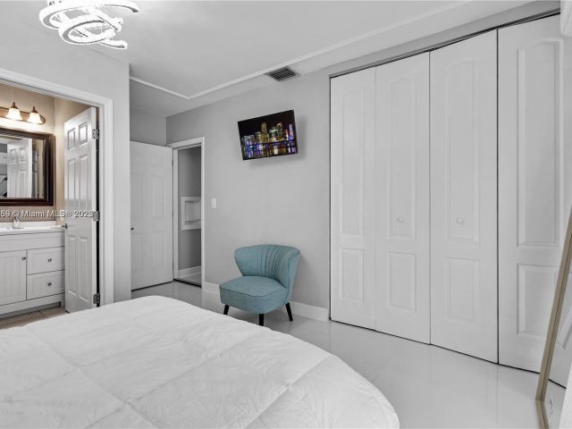 Продажа дома по адресу 1761 SW 14th St - фото 6284916