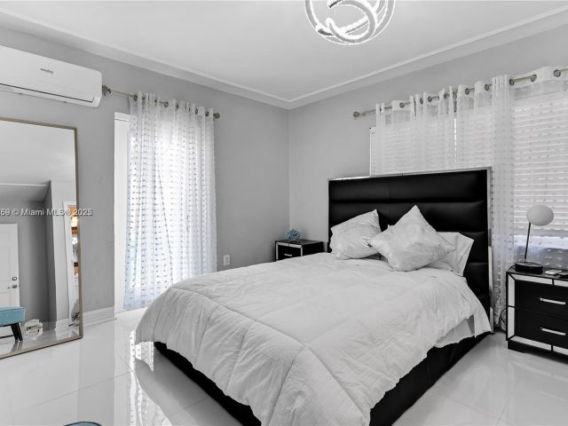 Продажа дома по адресу 1761 SW 14th St - фото 6284917