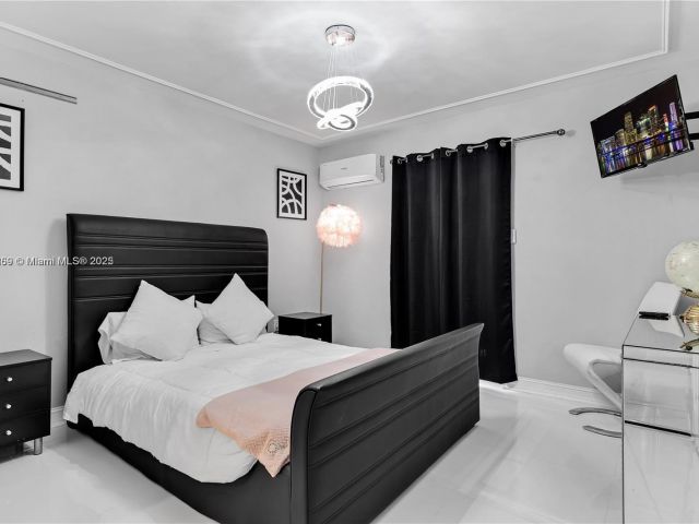 Продажа дома по адресу 1761 SW 14th St - фото 6284920