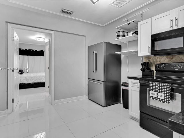 Продажа дома по адресу 1761 SW 14th St - фото 6284921