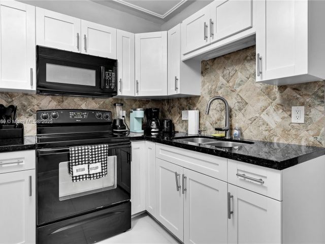 Продажа дома по адресу 1761 SW 14th St - фото 6284922