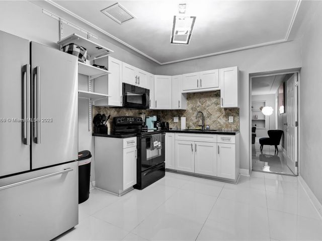 Продажа дома по адресу 1761 SW 14th St - фото 6284923